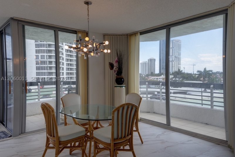 Comprar apartamento en Mystic Pointe 300 613
