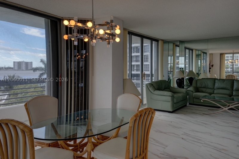 Comprar apartamento en Mystic Pointe 300 613
