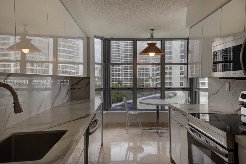 Comprar apartamento en Mystic Pointe 300 613