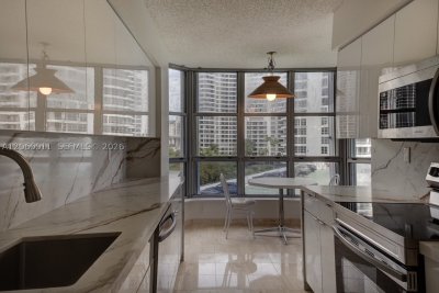 Comprar apartamento en Mystic Pointe 300 613