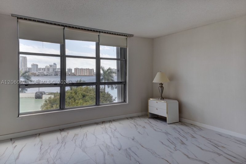Comprar apartamento en Mystic Pointe 300 613
