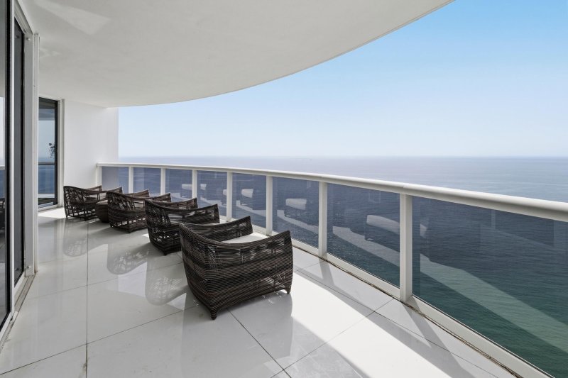 Condo for sale at Trump Royale PH 5109