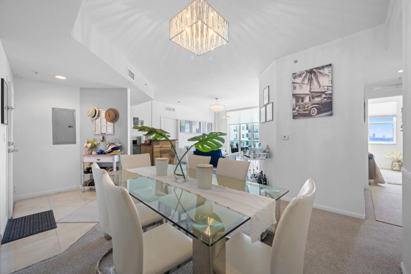 Condo for sale at 360 Condominium West 1517