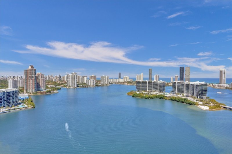 Condo for sale at Peninsula I 2403