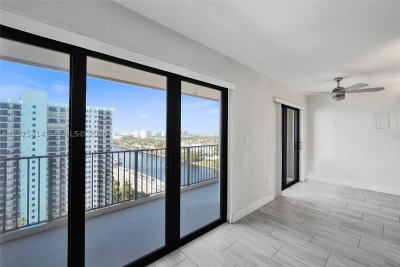 Aluguel de apartamento no The Summit 2109N