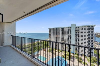 Aluguel de apartamento no The Summit 2109N