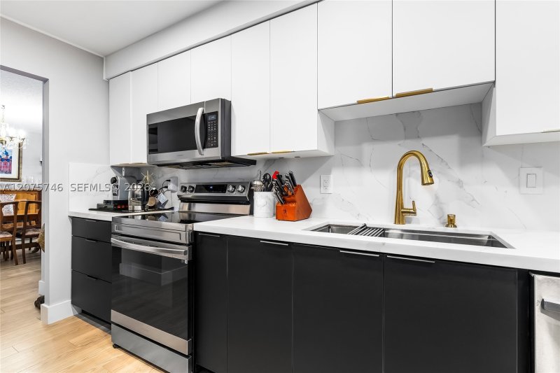 Condo for sale at Olympus Towers 305