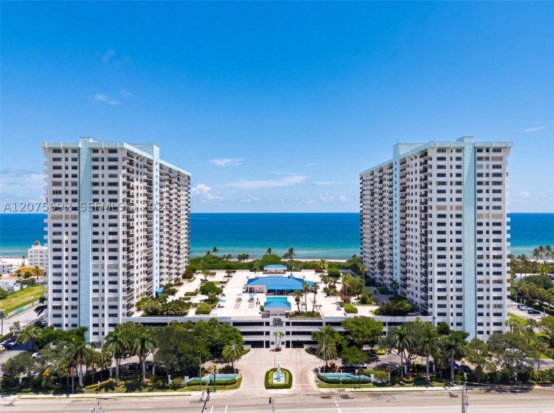 Condo for sale at The Summit 1009N