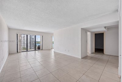 Comprar apartamento en The Summit 1009N