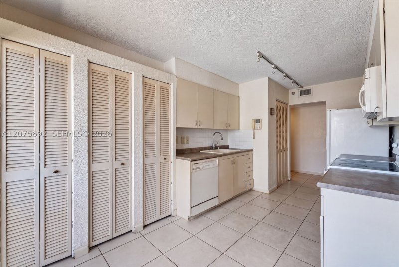 Condo for sale at The Summit 1009N