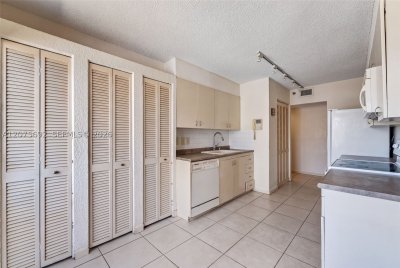 Comprar apartamento en The Summit 1009N