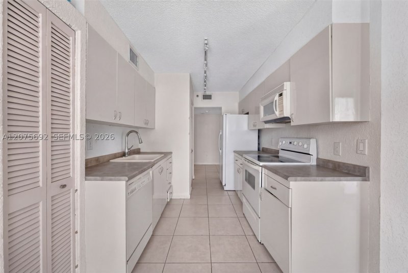 Condo for sale at The Summit 1009N