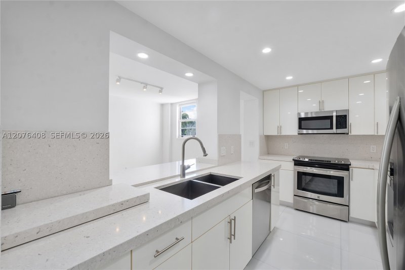 Condo for sale at Gables Waterway Towers 104