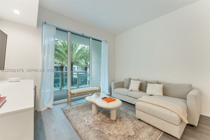 Aluguel de apartamento no The Plaza Tower II 201