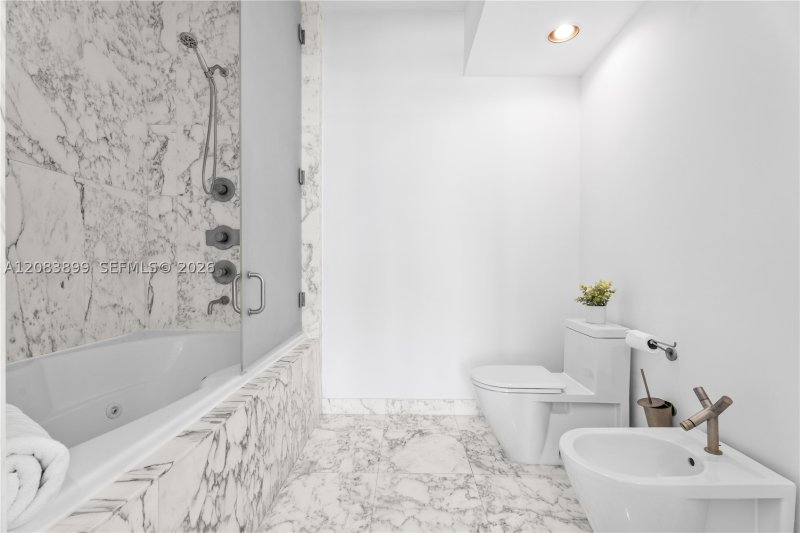 Condo for sale at Icon South Beach 3008