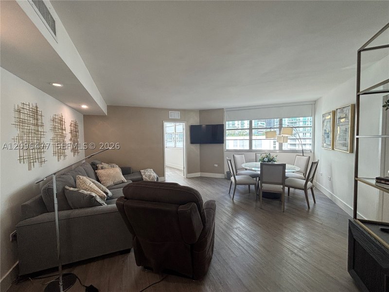 Apartment for rent at Four Ambassadors 1124
