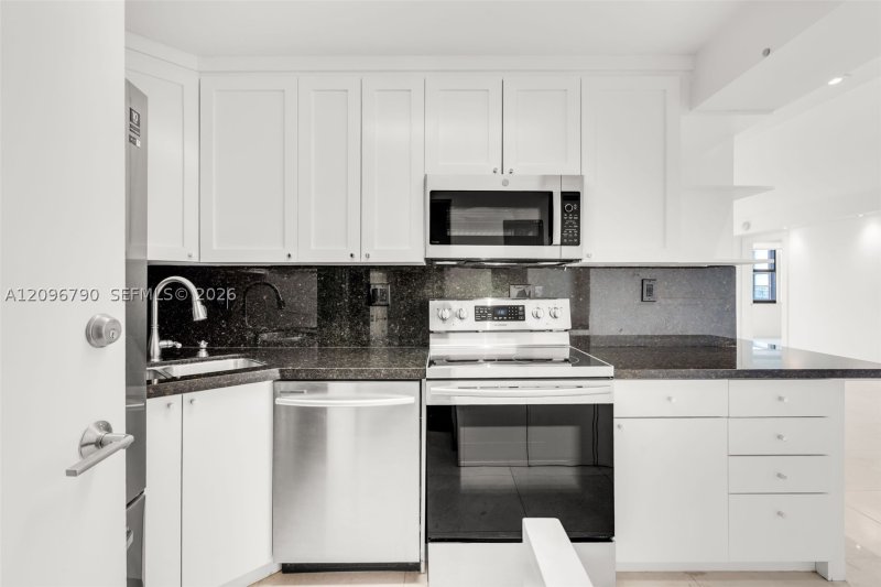 Condo for sale at Brickell Bay Club 1007