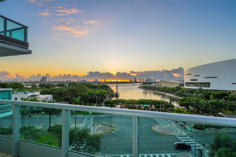 Comprar apartamento en 900 Biscayne 701