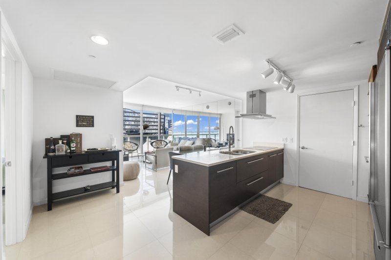 Condo for sale at Icon Brickell Tower II 811