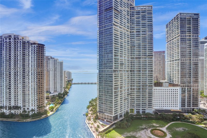 Comprar apartamento en Aston Martin Residences 2106W