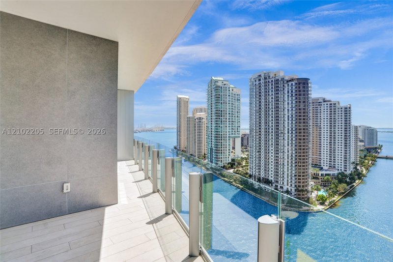 Comprar apartamento en Aston Martin Residences 2106W