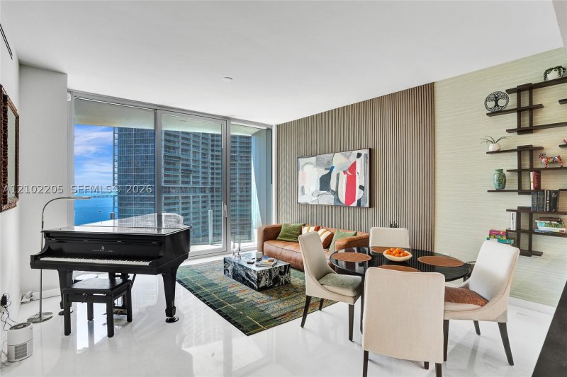 Comprar apartamento en Aston Martin Residences 2106W