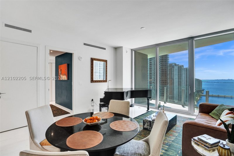 Comprar apartamento en Aston Martin Residences 2106W