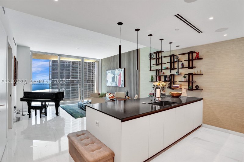 Comprar apartamento en Aston Martin Residences 2106W