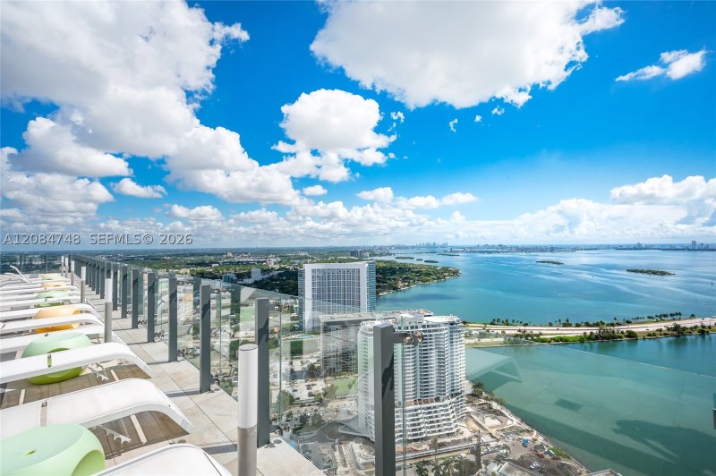 Comprar apartamento no Paraiso Bayviews 3407