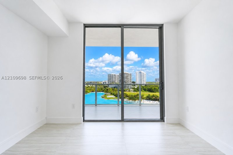 Condo for sale at One Park Tower by Turnberry 810
