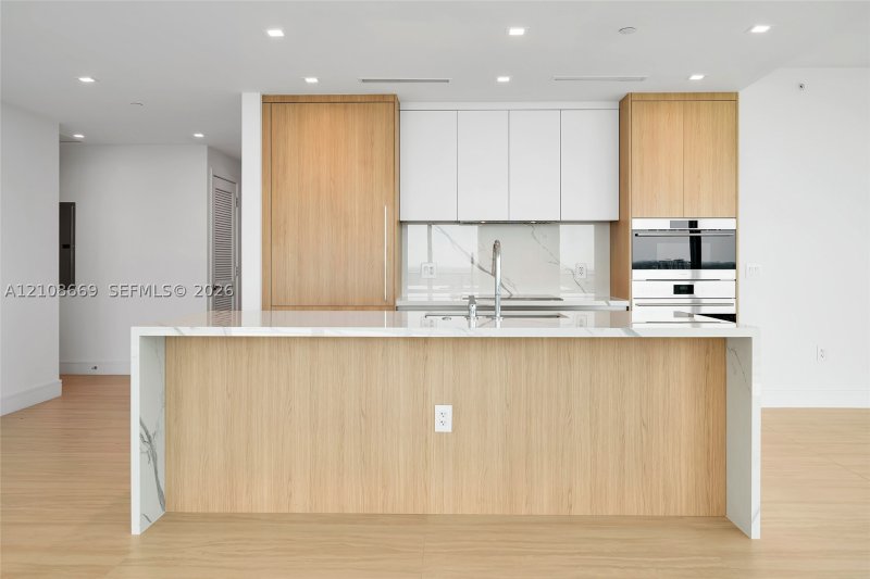 Condo for sale at One Park Tower by Turnberry 1605