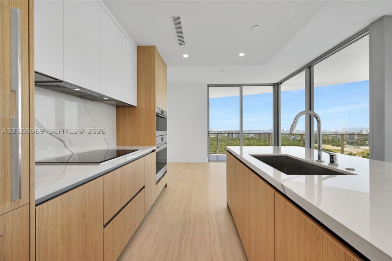 Condo for sale at One Park Tower by Turnberry 1605