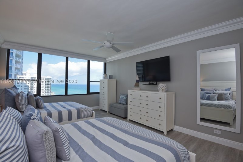 Apartment for rent at Alexander Towers PH-12