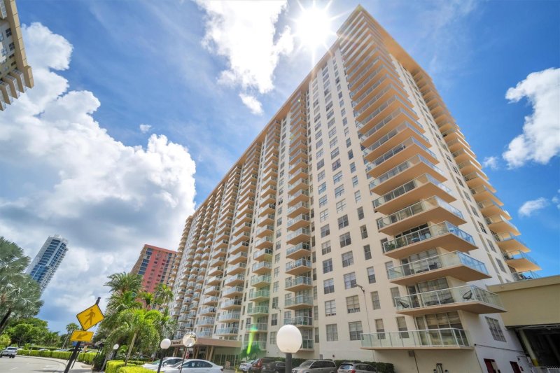 Condo for sale at Winston Towers 814