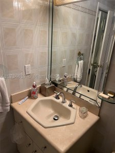 Comprar apartamento no Balmoral Condo 17J