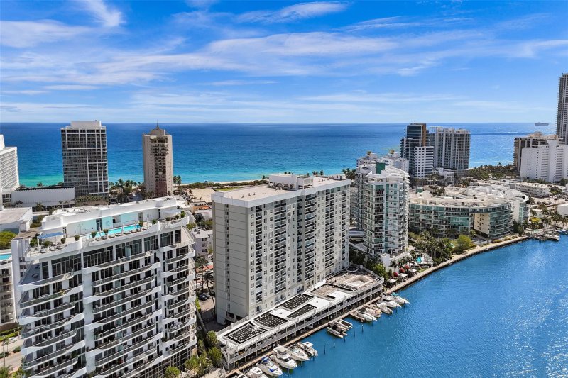 Condo for sale at Aquasol 10-R