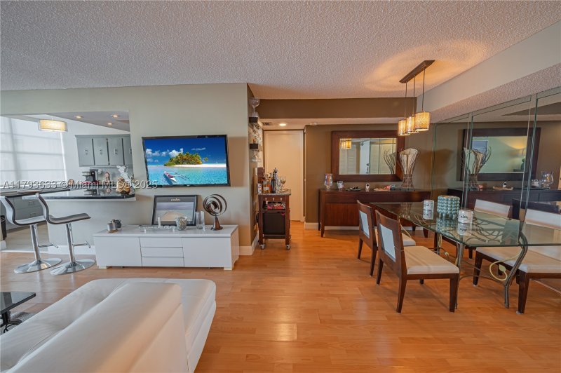 Condo for sale at Winston Towers 401