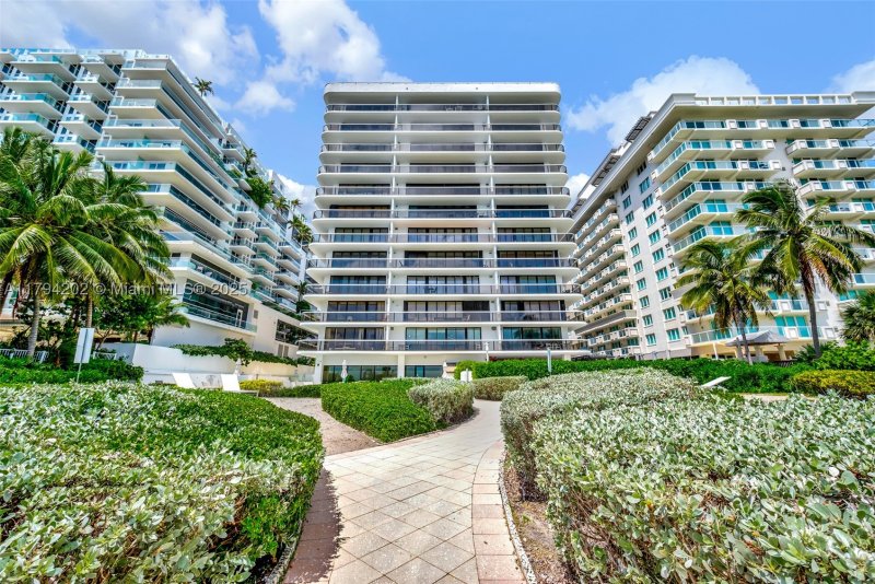 Comprar apartamento en The Waves Condo 603