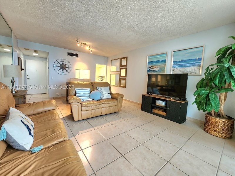 Apartment for rent at Alexander Towers 815