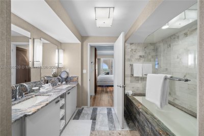 Comprar apartamento no Ritz Carlton Residences Fort Lauderdale Beach R201
