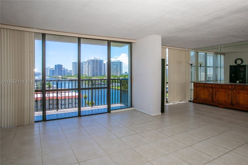 Condo for sale at Avant Garde 1008