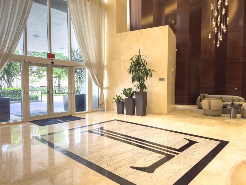 Comprar apartamento no Trump Tower Three 3405