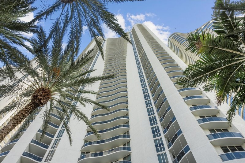Comprar apartamento no Trump Tower Three 3405