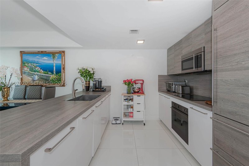 Condo for sale at 400 Sunny Isles 906