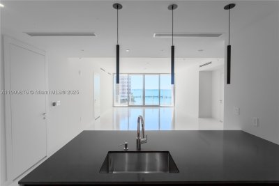 Comprar apartamento no Aston Martin Residences 1003