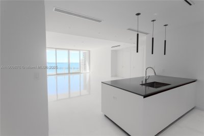 Comprar apartamento no Aston Martin Residences 1003
