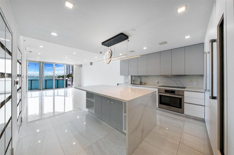Comprar apartamento en 360 Condo Marina Residences East 207