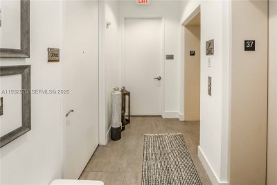 Comprar apartamento no Trump Tower Three 3702