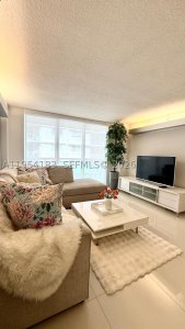 Aluguel de apartamento no The Collins Condo 1206
