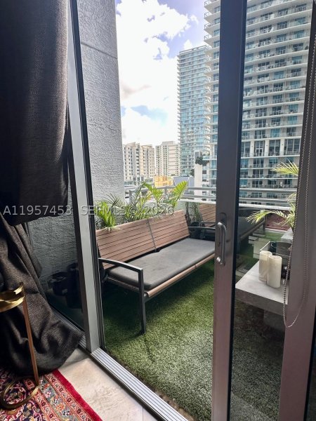Apartment for rent at Avenue on Brickell 1050 Tower 818